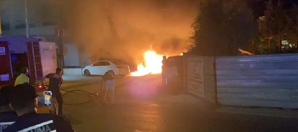Otomobilde çıkan yangın, 2 araç ve depoya sıçradı
