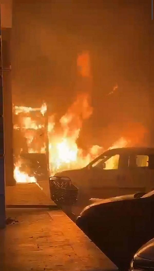 Otomobilde çıkan yangın, 2 araç ve depoya sıçradı