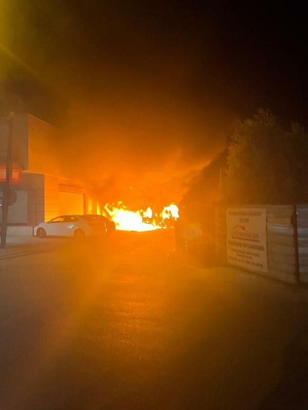 Otomobilde çıkan yangın, 2 araç ve depoya sıçradı