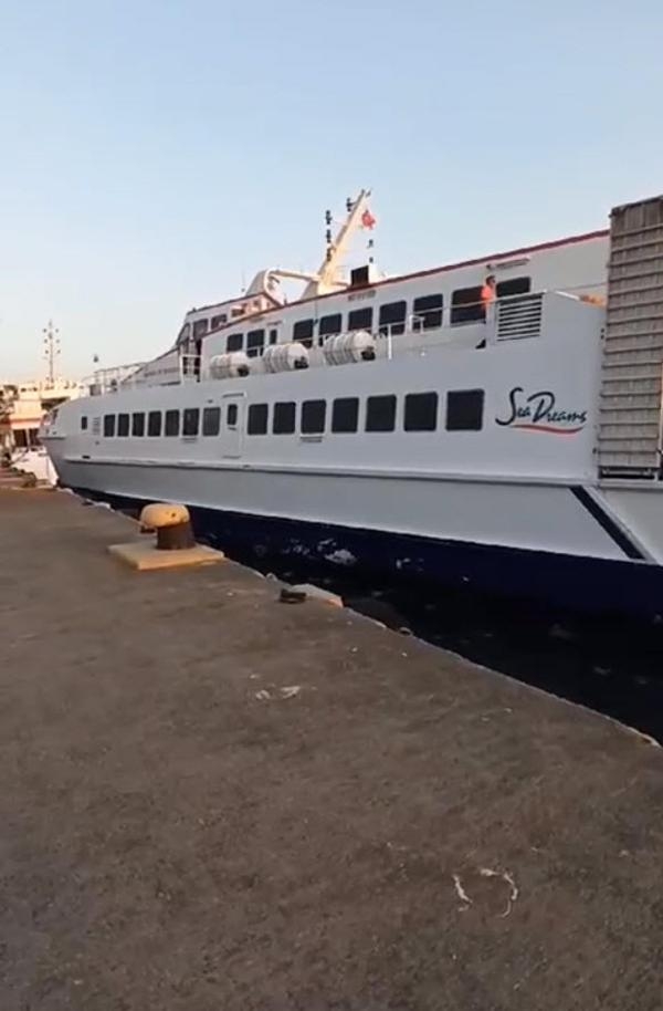 Rodos Adası'ndan tahliye edilen turistler Marmaris'e getirildi