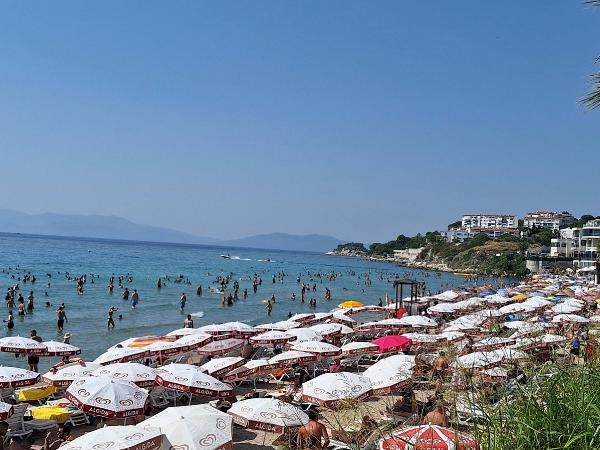 Sıcak hava bunalttı; Kuşadası'nda plajlar doldu