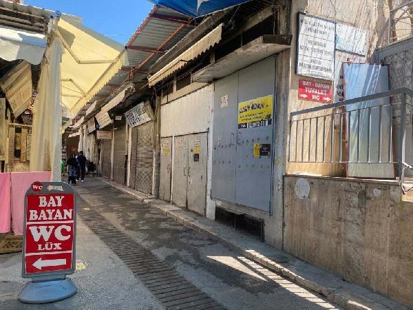Tarihi caminin duvarlarına 'tuvalet' afişleri