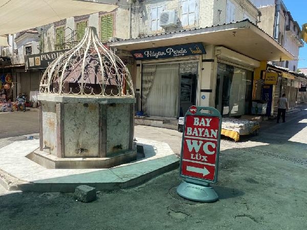 Tarihi caminin duvarlarına 'tuvalet' afişleri