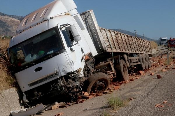 Tuğla yüklü TIR'la çarpışan otomobildeki 2 kişi öldü