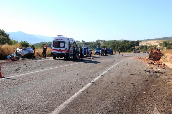 Tuğla yüklü TIR'la çarpışan otomobildeki 2 kişi öldü