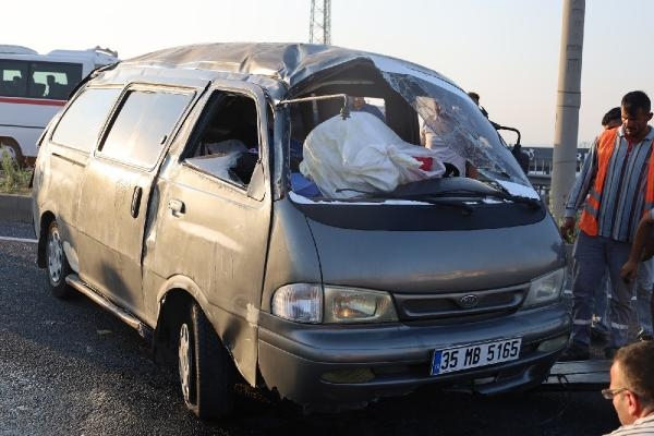 Turgutlu'da bankete çarpan minibüs devrildi