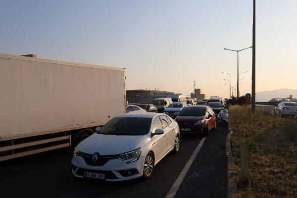 Turgutlu'da bankete çarpan minibüs devrildi