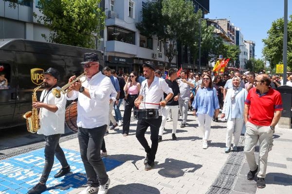Uşak Belediyesi 5'inci Uluslararası Tiyatro Festivali kortej yürüyüşüyle başladı
