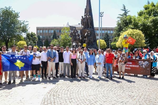 Uşak Belediyesi 5'inci Uluslararası Tiyatro Festivali kortej yürüyüşüyle başladı