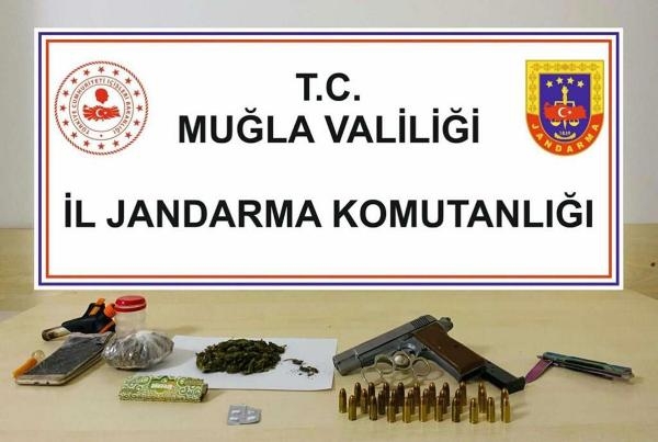 Uyuşturucu operasyonu! Samuray kılıçları ele geçti
