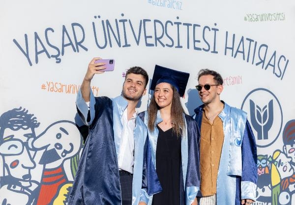 Yaşar Üniversitesi'nde mezuniyet heyecanı