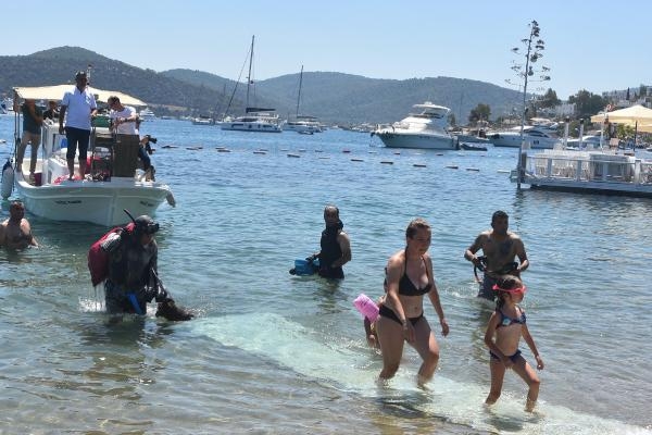 Yediler, içtiler atıp gittiler! Deniz dibinden 200 kilo atık çıkarıldı