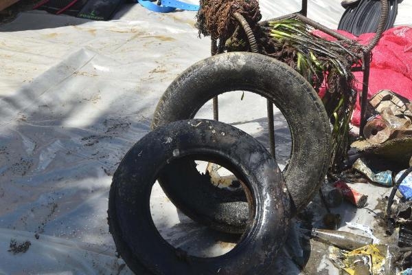 Yediler, içtiler atıp gittiler! Deniz dibinden 200 kilo atık çıkarıldı