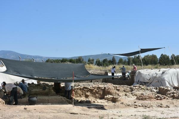 İzmir'de yapılan kazıda 8 bin yıllık 'sayı taşı' ve 'balta' bulundu