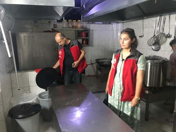 17 market çalışanı yemekten zehirlendi