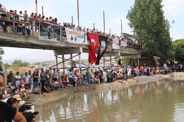 8 asırlık gelenek; koyunları nehirden geçirdiler
