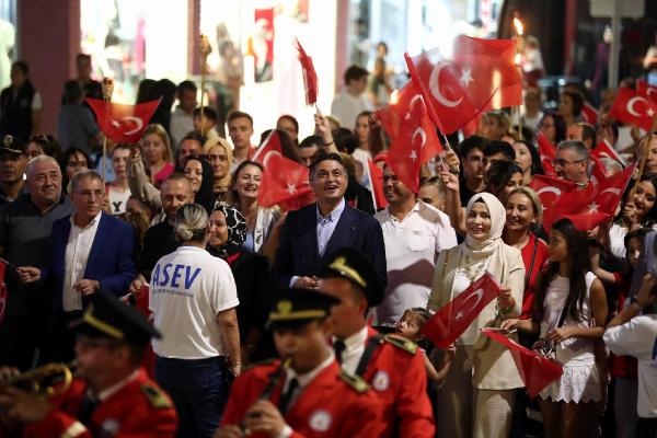 Aliağa, kırmızı-beyaza büründü! Süperstar sahne aldı