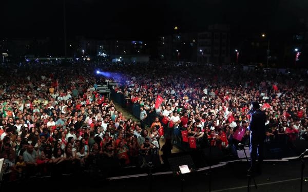 Aliağa, kırmızı-beyaza büründü! Süperstar sahne aldı