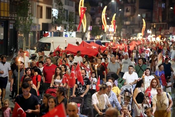 Aliağa, kırmızı-beyaza büründü! Süperstar sahne aldı