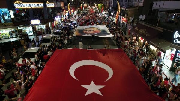 Aliağa, kırmızı-beyaza büründü! Süperstar sahne aldı