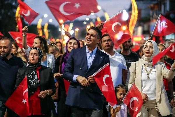 Aliağa, kırmızı-beyaza büründü! Süperstar sahne aldı