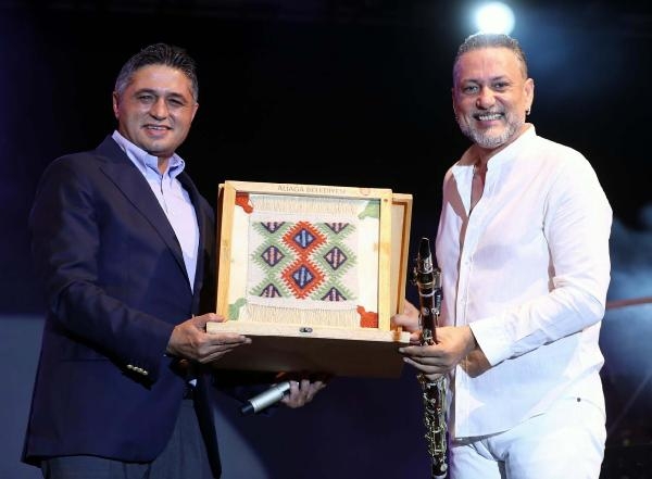 'Aliağa Sanat Günleri'nde ünlüler sahneye çıktı