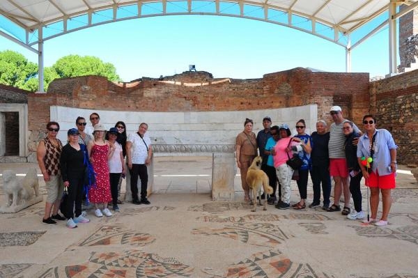 En büyük sinagogu kadınlar yeniliyor