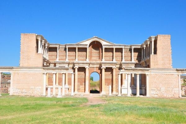 En büyük sinagogu kadınlar yeniliyor