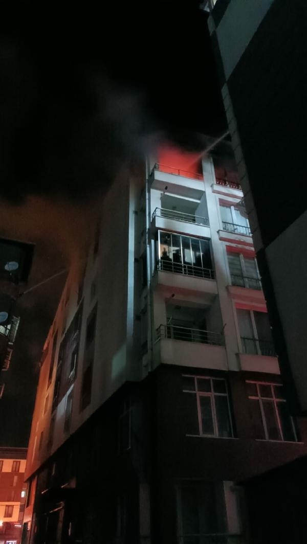 Apartman patlama oldu, ardından yangın çıktı