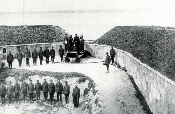 'Askerin üstünün yırtık olduğuna ilişkin fotoğraflar Çanakkale Cephesi'ne ait değil'