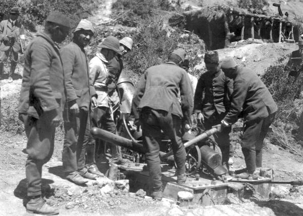 'Askerin üstünün yırtık olduğuna ilişkin fotoğraflar Çanakkale Cephesi'ne ait değil'