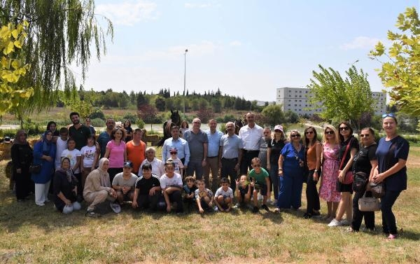 Balıkesir'de down sendromlu çocuklara atlı terapi etkinliği