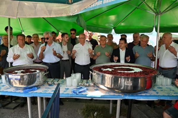 Başkan Ergün, iki mahallede aşure dağıttı