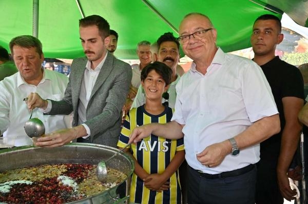 Başkan Ergün, iki mahallede aşure dağıttı