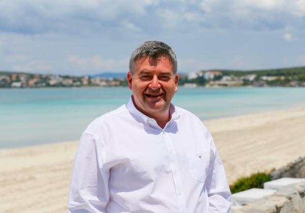 Başkan Oran'dan Çeşme Çiftlikköy'e kapalı pazar yeri ve masal evi