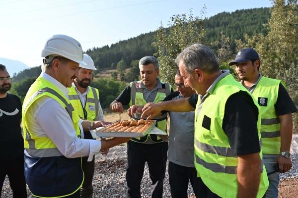 Başkan Yılmaz'dan sıcakta asfalt serimi yapan işçilere ikram