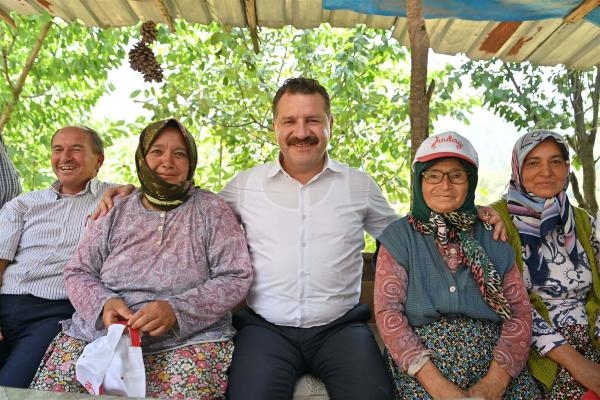 Başkan Yılmaz'dan sıcakta asfalt serimi yapan işçilere ikram