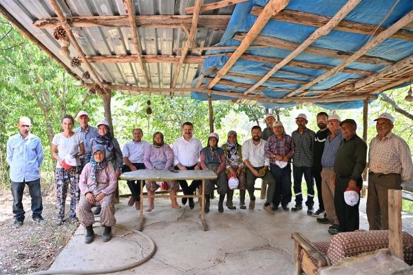 Başkan Yılmaz'dan sıcakta asfalt serimi yapan işçilere ikram