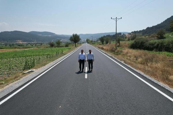 Başkan Yılmaz'dan sıcakta asfalt serimi yapan işçilere ikram