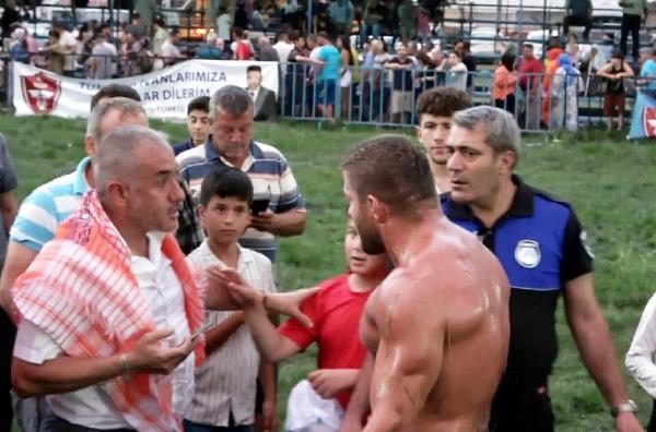 Başpehlivan, fotoğraf çektirmek isteyen hayranıyla tartıştı