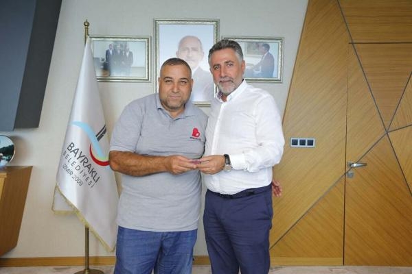 Bayraklı'da belediye işçisi, bulduğu 15 bin lirayı teslim etti