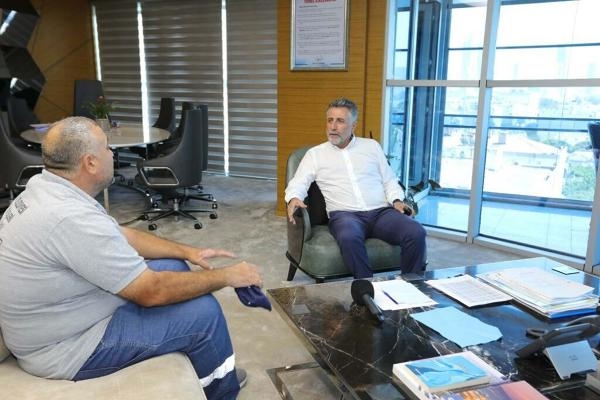 Bayraklı'da belediye işçisi, bulduğu 15 bin lirayı teslim etti