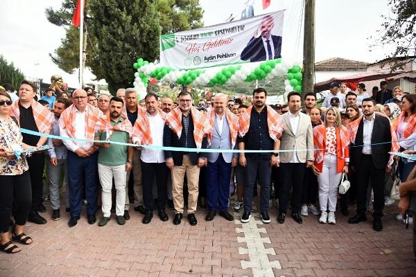Belediye başkanı, ünlü sanatçıyla düet yaptı