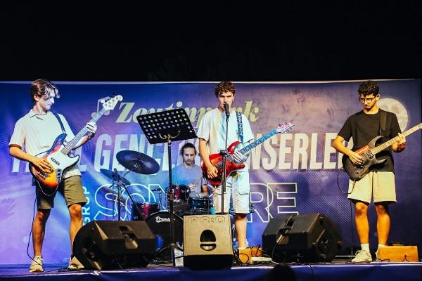Bergama Belediyesi'nin Zeytinpark Yerel Gençlik Konserleri başladı