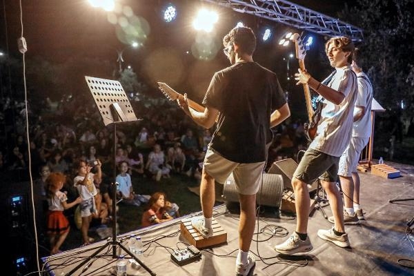 Bergama Belediyesi'nin Zeytinpark Yerel Gençlik Konserleri başladı