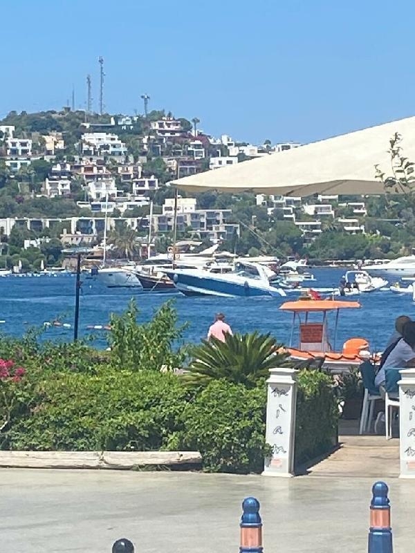 Bodrum'da 11 metrelik motoryat battı
