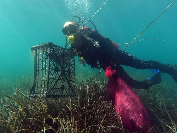 Bodrum'da deniz dibinden 128 kilogram atık çıktı