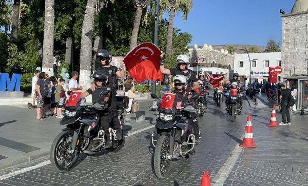 Bodrum'da polis ekiplerinden motosikletli kortej