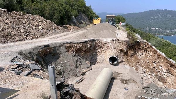 Bodrum'da su isale hattı patlamasında trafiğe kapatılan yol onarılıyor