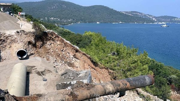 Bodrum'da su isale hattı patlamasında trafiğe kapatılan yol onarılıyor
